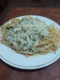 Una foto de Fideos con crema, queso y verduras