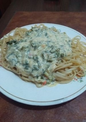 Una foto de Fideos con crema, queso y verduras