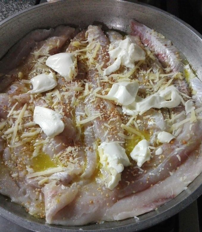 Una foto de Filet de merluza con queso crema y puré de papa