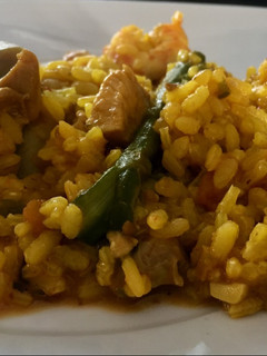 Una foto de Arroz con pollo y langostinos