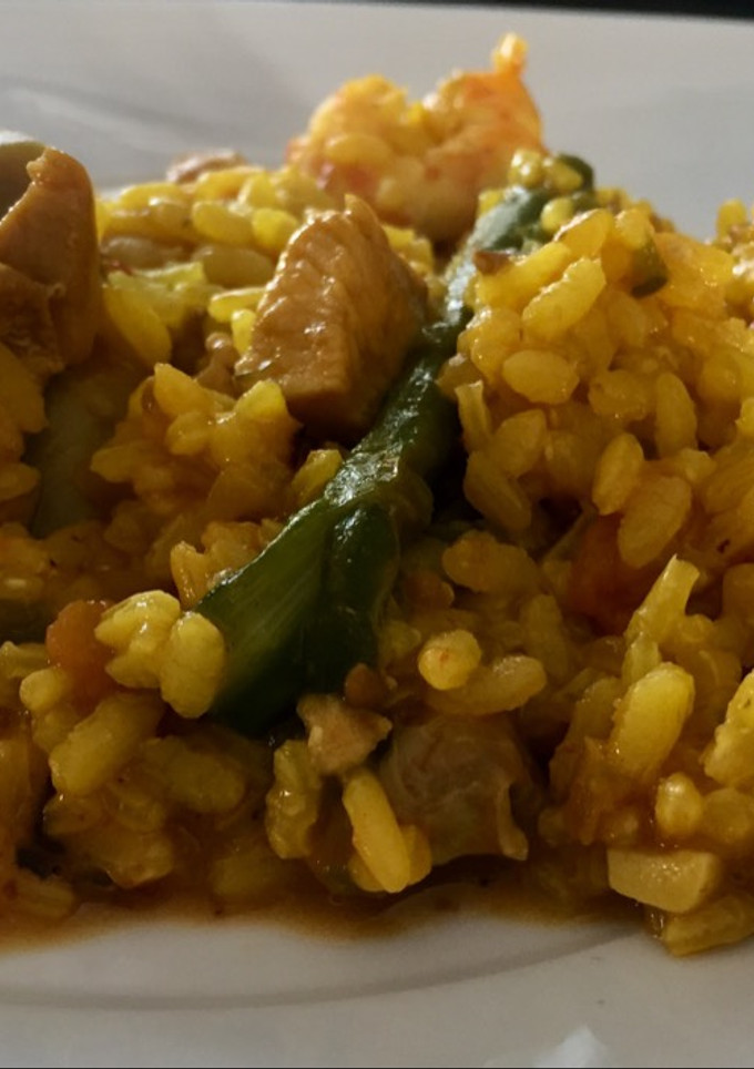Una foto de Arroz con pollo y langostinos