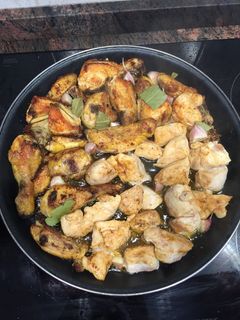 Una foto de Pollo al ajillo