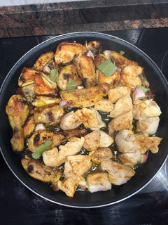 Una foto de Pollo al ajillo