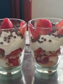 Una foto de Postre de frutillas (para salir del paso)