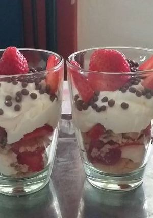 Una foto de Postre de frutillas (para salir del paso)