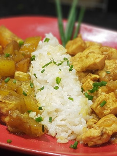 Una foto de Pollo al curry con arroz y batata