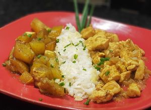 Una foto de Pollo al curry con arroz y batata