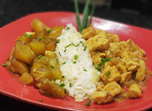 Una foto de Pollo al curry con arroz y batata