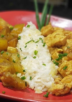 Una foto de Pollo al curry con arroz y batata
