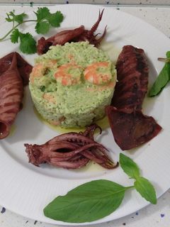 Una foto de Risotto de finas hierbas con langostinos y potas en aceite