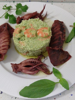 Una foto de Risotto de finas hierbas con langostinos y potas en aceite