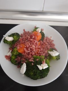 Una foto de Brócoli con zanahoria, queso de cabra y jamón