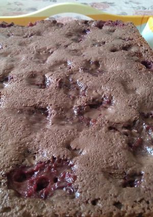 Gyors vendégváró csokis- meggyes süti recept fotója