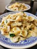 Corbatas con crema y camarones