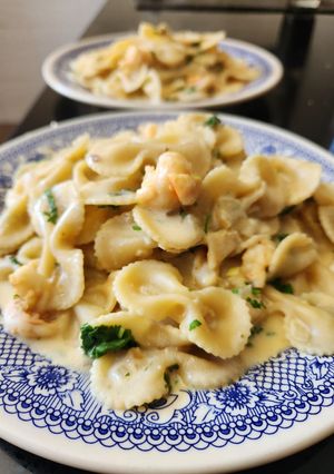 Una foto de Corbatas con crema y camarones