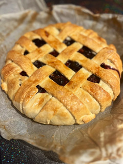 Una foto de Tarta de ruibarbo y frutos rojos con base de galletas lotus
