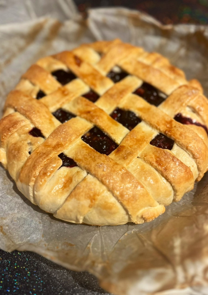 Una foto de Tarta de ruibarbo y frutos rojos con base de galletas lotus