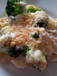 Una foto de Pasta con brócoli y salsa blanca