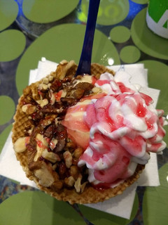 Una foto de Postre helado capelina con helado ; frutas ; frutos y semillas