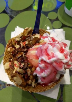 Una foto de Postre helado capelina con helado ; frutas ; frutos y semillas