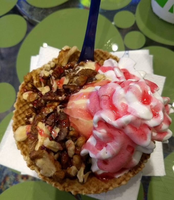 Una foto de Postre helado capelina con helado ; frutas ; frutos y semillas