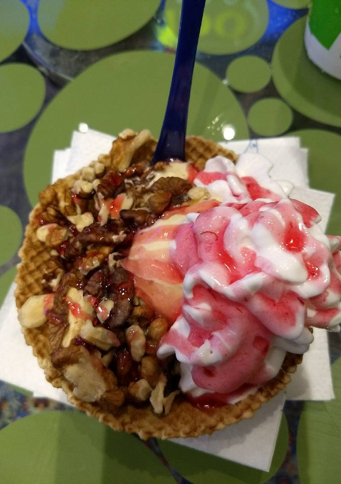Una foto de Postre helado capelina con helado ; frutas ; frutos y semillas