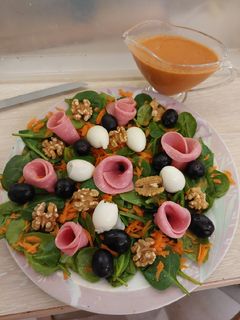 Una foto de Ensalada de espinacas y zanahoria