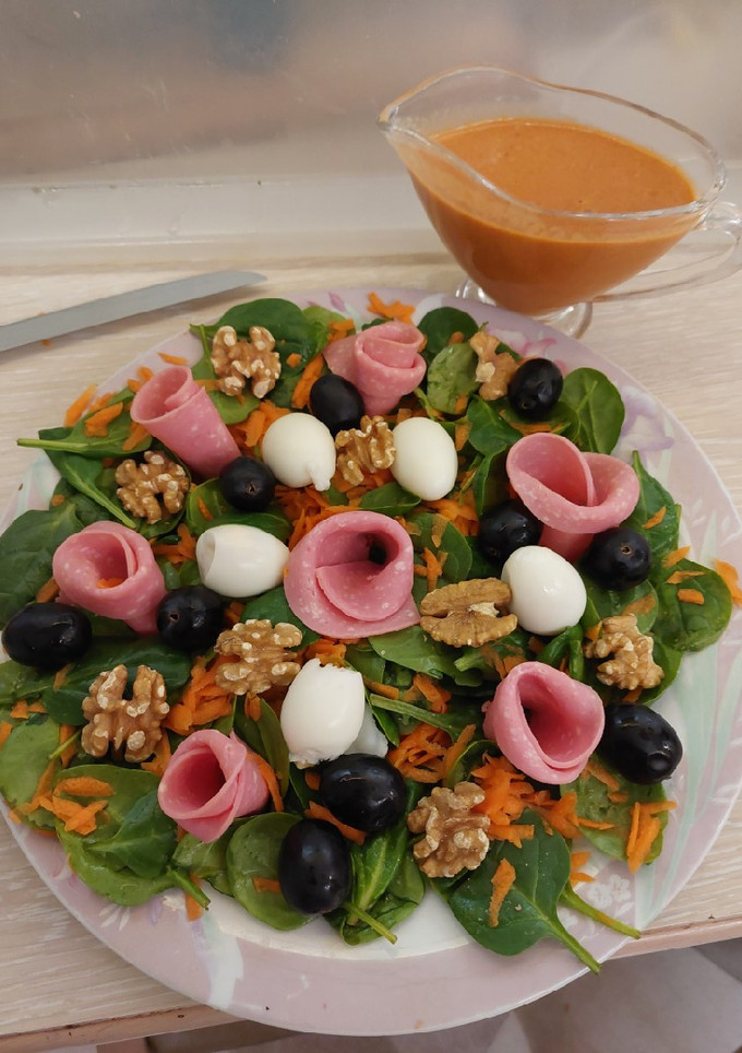 Una foto de Ensalada de espinacas y zanahoria