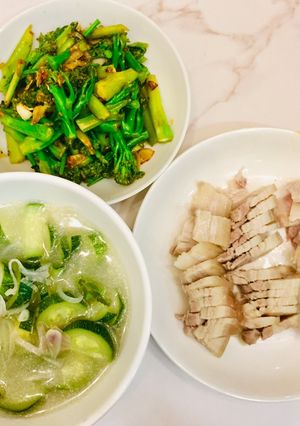 Hình của món Mâm cơm nhà 30 phút: thịt heo luộc, canh bí ngòi, bông cải xanh baby xào tỏi dầu hào.