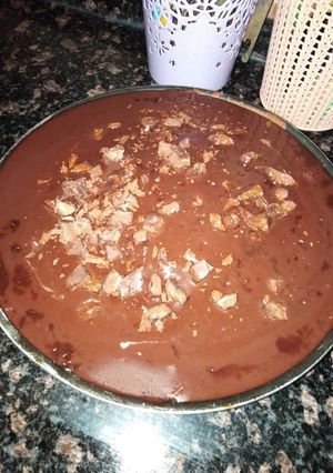 صورة لوصفة كيكة الشوكولا بصوص الشوكولا البيتي