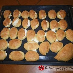 A picture of Mini cheese pies with yogurt.