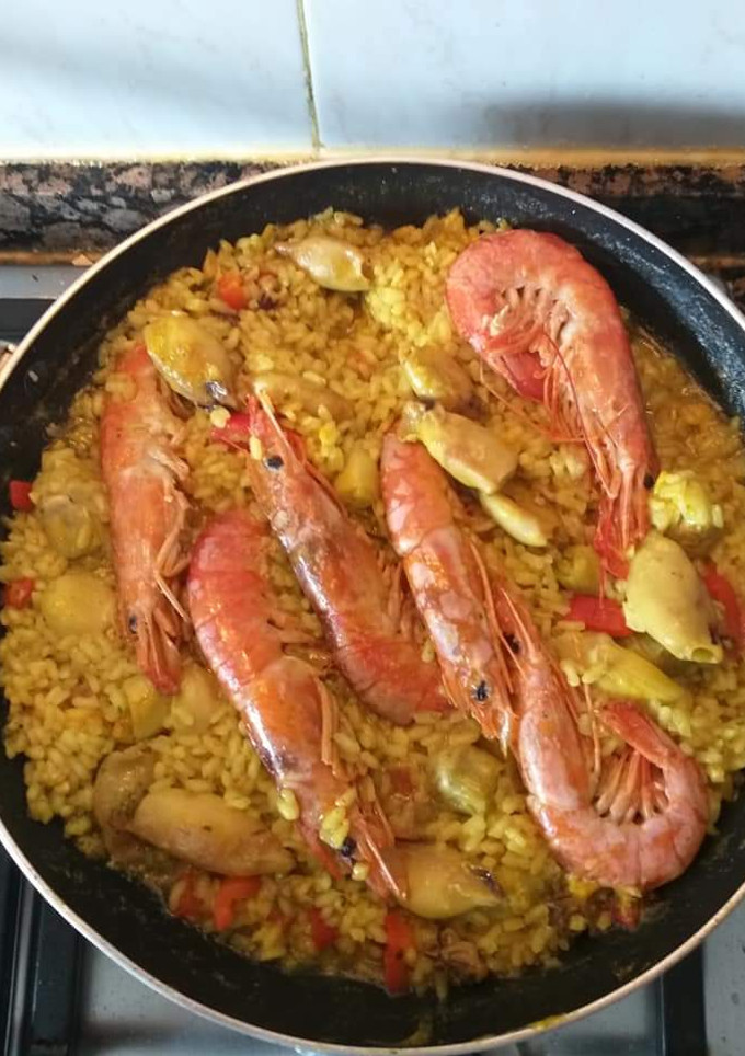 Una foto de Arroz con chipirones y langostinos