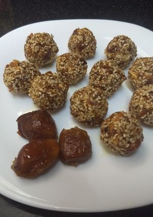 A picture of Dates crunchy bite/ laddu.