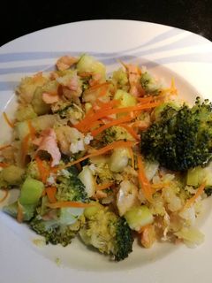 Una foto de Calabacín, brócoli y zanahoria con bacalao y salmón