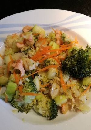 Una foto de Calabacín, brócoli y zanahoria con bacalao y salmón