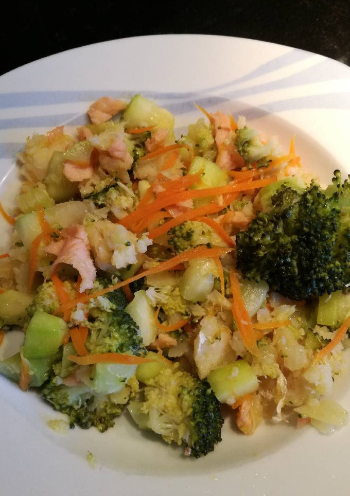 Una foto de Calabacín, brócoli y zanahoria con bacalao y salmón