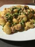 Gnocchi de cartofi cu mazăre și cârnați