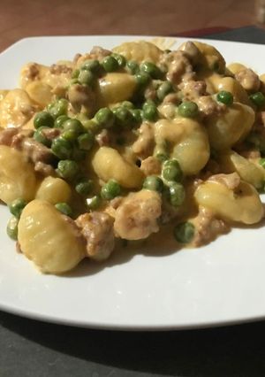 O poză a rețetei Gnocchi de cartofi cu mazăre și cârnați.