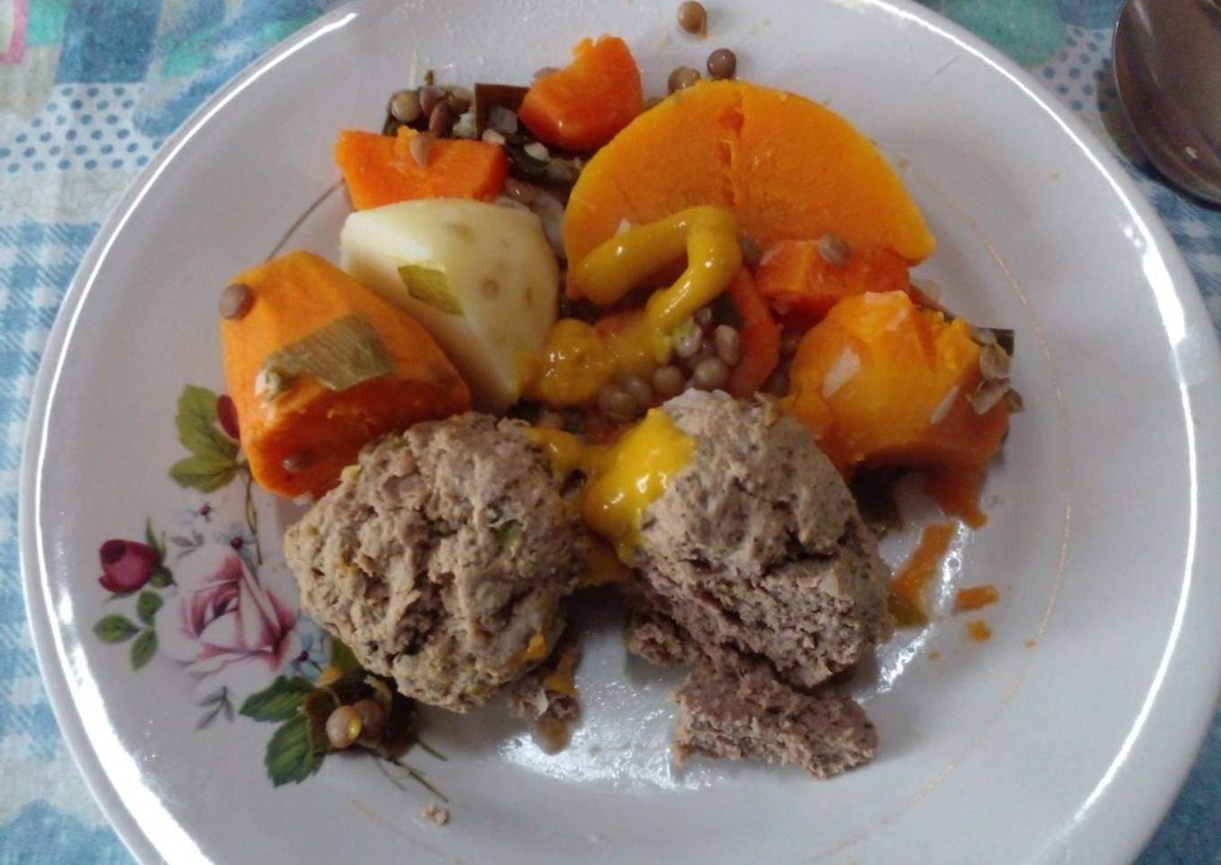 Albóndigas con verduras y legumbres en caldo