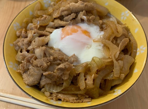 豬肉生薑燒丼飯配溫泉蛋 的食譜成品照片