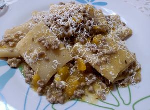 Foto di Paccheri con crema di zucca e carne macinata