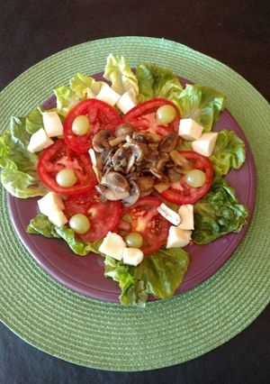 Una foto de Ensalada de lechuga, tomate, mozzarella y champiñones