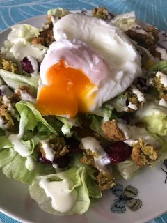 Una foto de Ensalada de falafel con huevo poché
