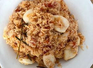 Une photo de Riz à l'espagnol, calamars et vin blanc