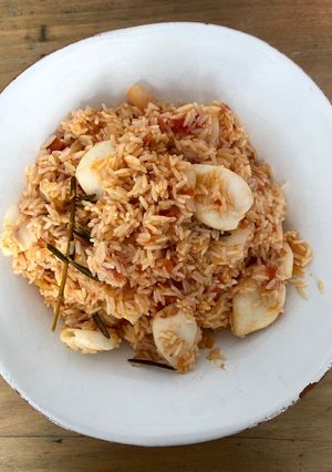 Une photo de Riz à l'espagnol, calamars et vin blanc