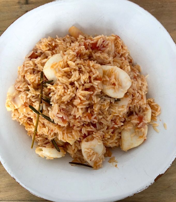 Une photo de Riz à l'espagnol, calamars et vin blanc