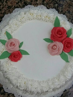Una foto de Tarta de nata y de fondant 🌹🌹🌹