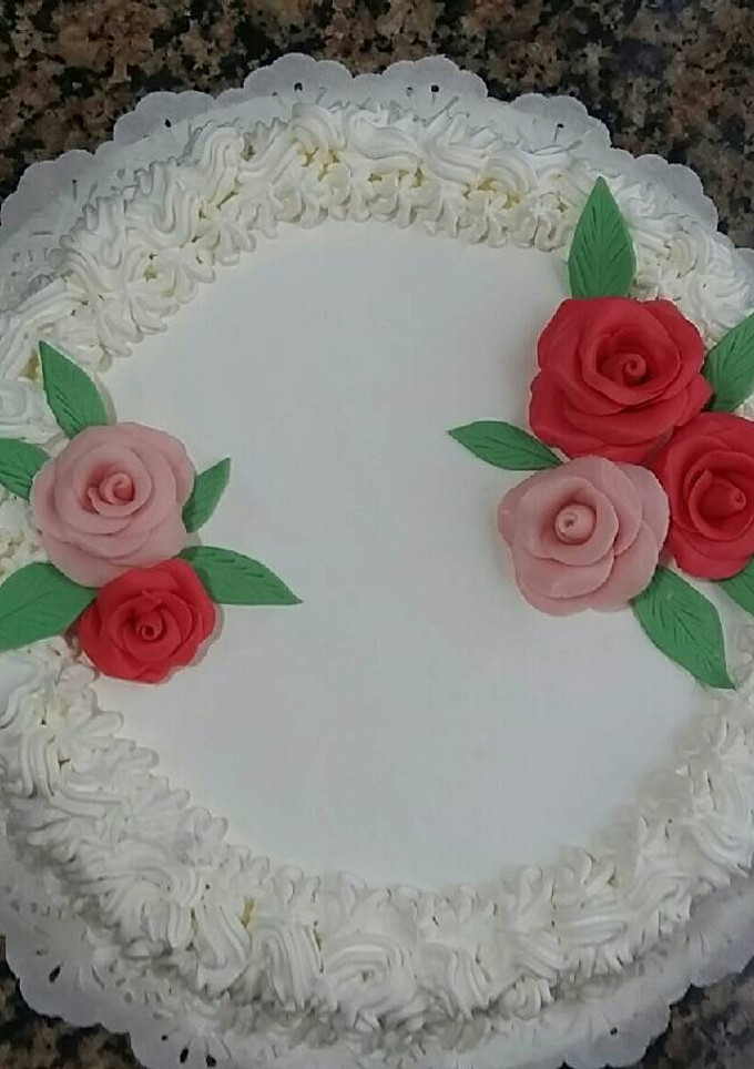 Una foto de Tarta de nata y de fondant 🌹🌹🌹