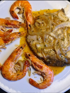 Una foto de Atún encebollado con langostinos