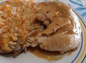 Una foto de Pata muslo al Jerez con arroz integral y zanahoria